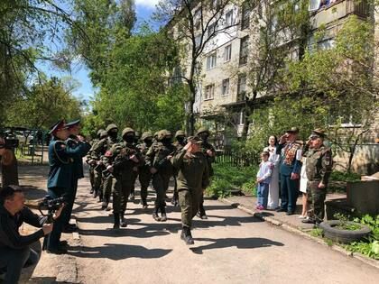 Военные, артисты и волонтеры провели индивидуальные концерты для ветеранов - Пасечник