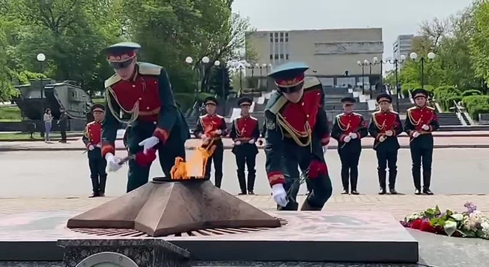 Временно исполняющий обязанности главы ЛНР Леонид Пасечник, сенаторы РФ от ЛНР Ольга Бас и Дарья Лантратова в 78-ю годовщину Победы в Великой Отечественной войне возложили цветы к Вечному огню в Луганске