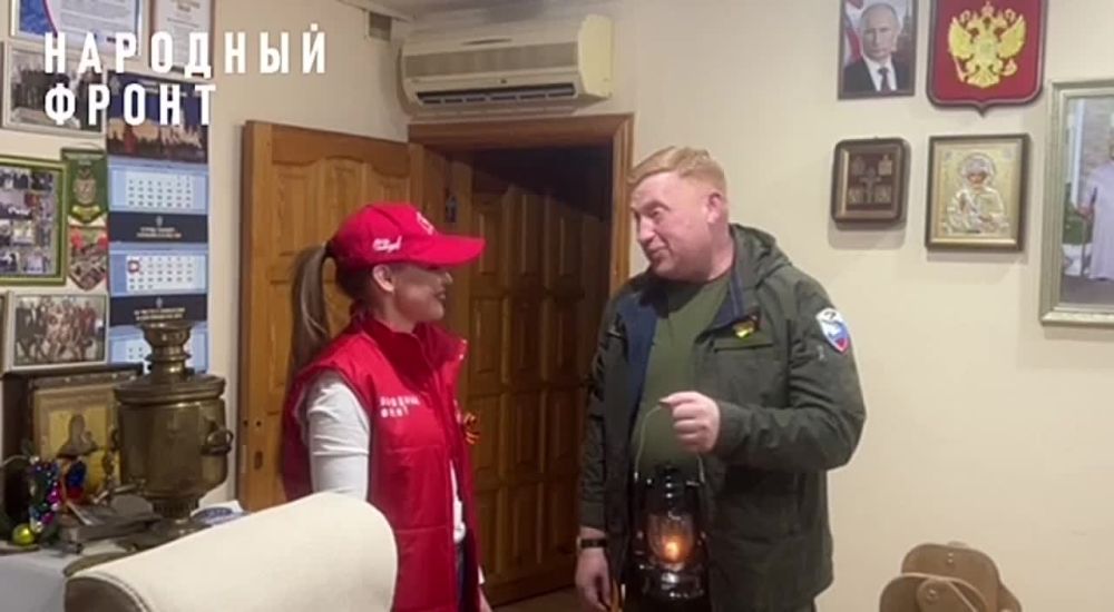 Руководитель регионального исполкома Народного Фронта в ЛНР Анна Еременко передала частичку Вечного огня из Москвы члену...