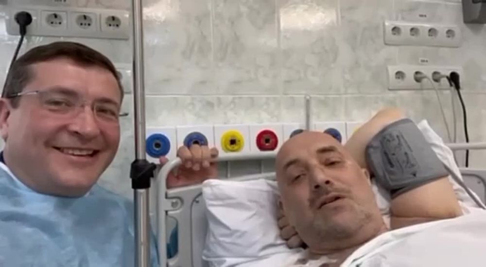 Видео с Захаром Прилепиным, который сейчас поправляется после ранений и операции