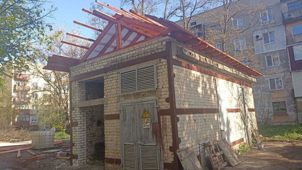 Специалисты подрядных организаций из Калужской области проводят работы на объектах энергоснабжения Первомайска, сообщил в своем тг-канале глава местной Администрации Сергей Колягин