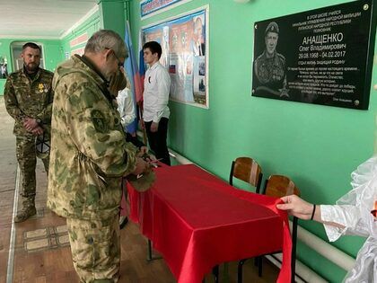 "Парты Героя" в честь защитников ЛНР Олега Анащенко и Александра Землякова открылись в Ровеньках