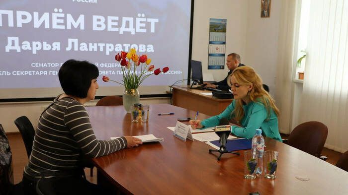 Сенатор РФ от Республики Дарья Лантратова провела личный прием граждан в региональной общественной приемной председателя партии "Единая Россия" Дмитрия Медведева