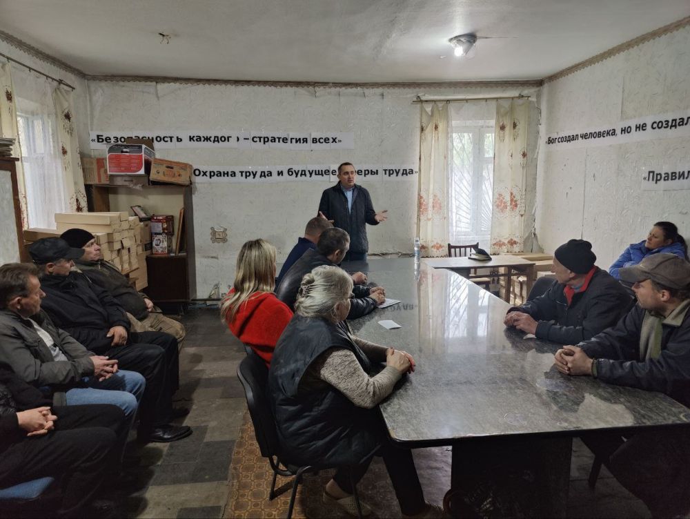 Андрей Губарев: Провел рабочую поездку в город Первомайск, где встретился с коллективами Первомайского участка СД ГУП ЛНР «Лугансквода», УТЭСС № 2 и КП «ПККУ»