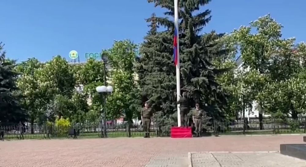 В День Республики в Луганске состоялось торжественное поднятие флага Луганской Народной Республики