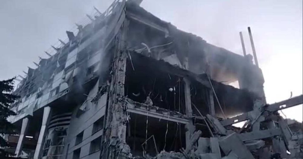 Кадры последствий ракетного удара украинских боевиков по Луганску