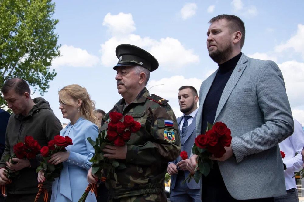 Представители власти в День ЛНР возложили цветы к подножью памятника «Они отстояли Родину» (Фоторепортаж)