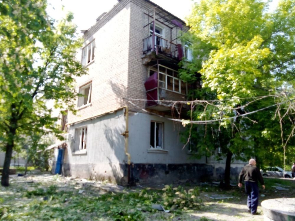 В результате обстрела ВСУ пригорода Луганска, есть пострадавшие, в том числе - и среди гражданских