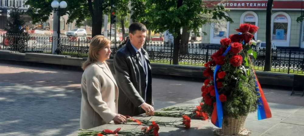 Олег Коваль: Совместно с Депутатом Государственной Думы Тутовой Ларисой Николаевной, с моей коллегой по партийному проекту "Новая Школа", возложили цветы к "Пилону Славы" в День Луганской Народной Республики