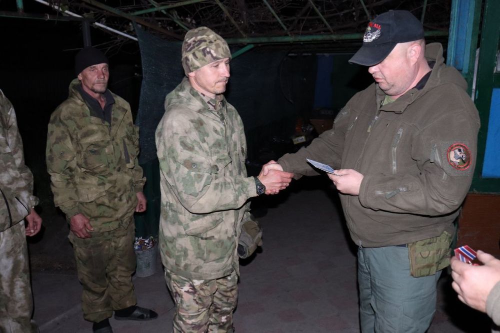 Более ста военнослужащих шахтерского полка получили награды в День Победы