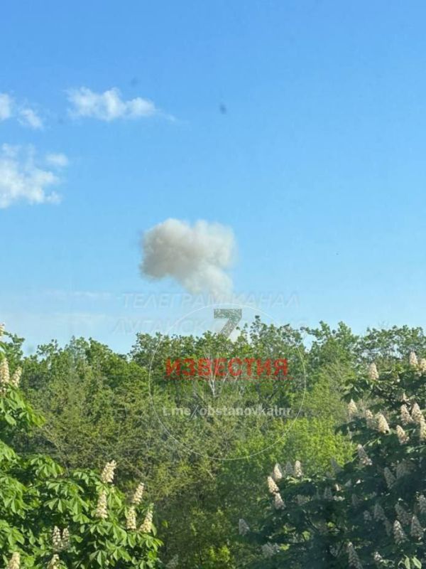 Враг нанёс новый удар по Луганску, прогремели 2 взрыва в районе автовокзала "Первый взрыв глухой, возможно болванка упала, а второй раскатистый как 100% прилет - свидетели находящиеся рядом с местом прилёта"