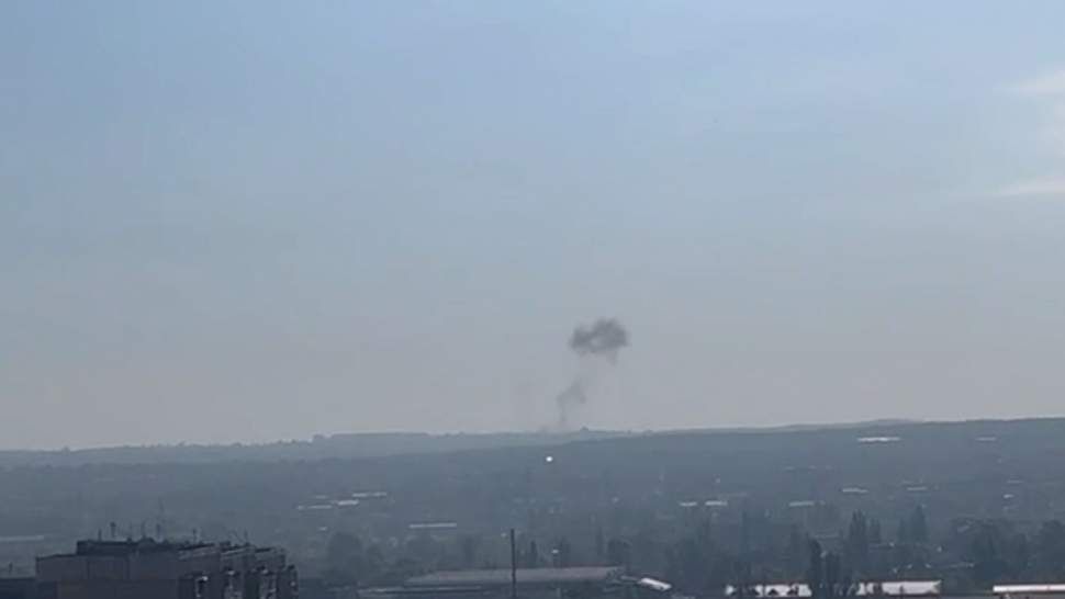 Военкор «Известий» показал кадры с места взрыва в Луганске