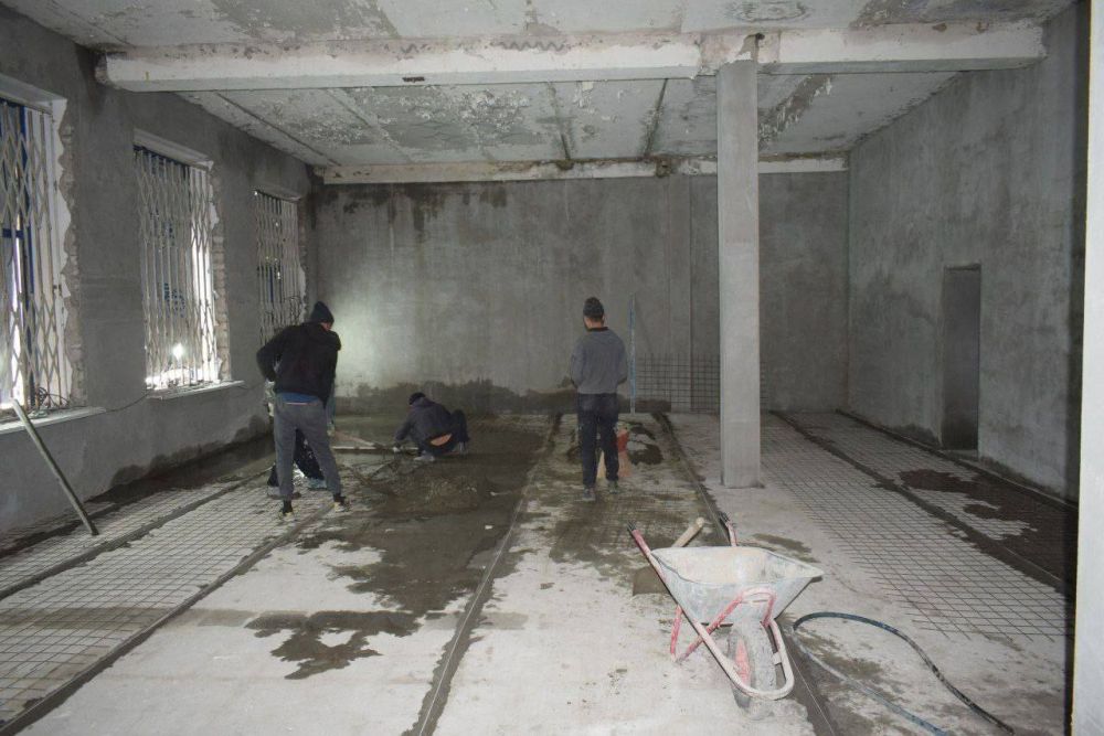 Строители из Калужской области, взявшей шефство над Первомайском, ремонтируют здание, в котором планируется открыть отделение МФЦ в городе, сообщил мэр Первомайска Сергей Колягин