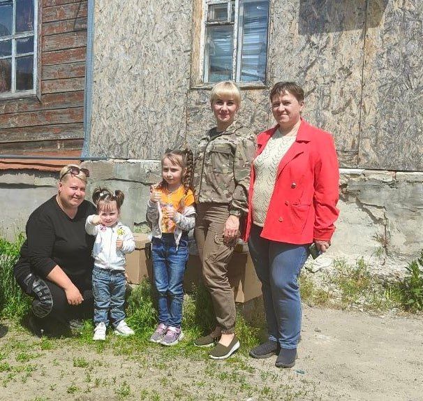 Уполномоченный по правам ребенка в Луганской Народной Республике Инна Швенк совместно со Штабом "Детям в руки" доставили гуманитарную помощь в виде: продуктовых наборов, одежды, обуви, постельного белья, двум семьям из Старобельского района