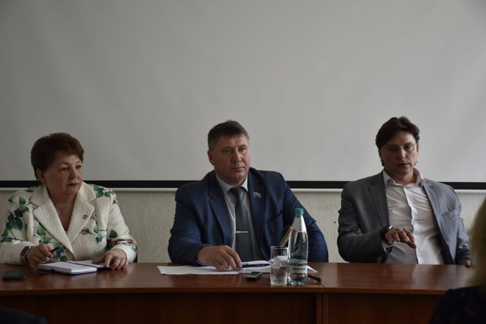 Сегодня 19 мая член президиума политического совета Луганского регионального отделения ВПП «Единая Россия» депутат НС ЛНР Зинаида Наден и Министр сельского хозяйства и продовольствия ЛНР Евгений Сорокин с рабочим визитом посетили пгт Марковка