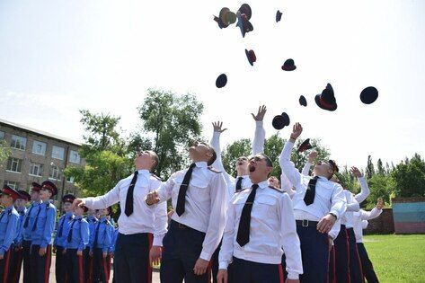 Мирошниченко и Водолацкий поздравили с выпуском кадетов республиканского казачьего корпуса