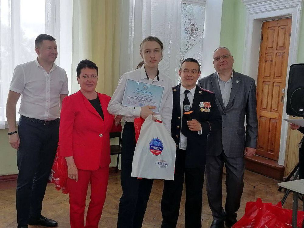 В Луганской школе №5 имени Владимира Даля прошло награждение участников Всероссийского конкурса "Моя родословная"