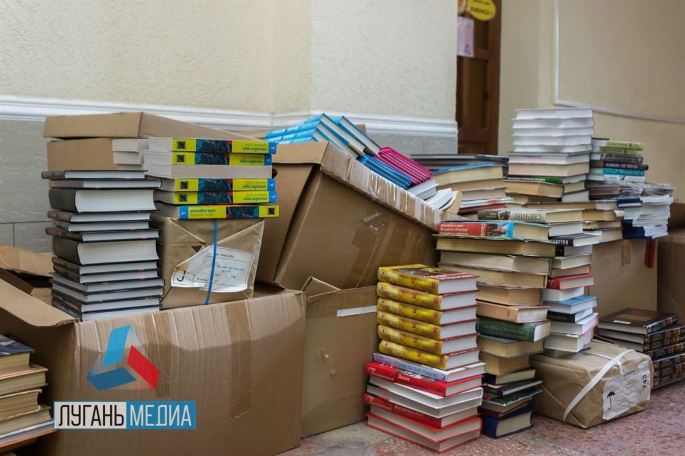 Общественники и писатели в рамках проекта #КнигиДонбассу передали Горьковке около 10 тысяч книг