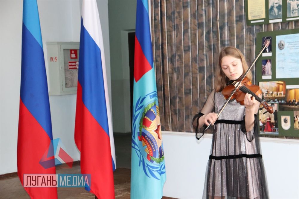 31 мая свой персональный подарок – скрипку от француженки Мари Виктуар получила талантливая скрипачка, ученица шестого класса музыкальной школы Софья Косенко