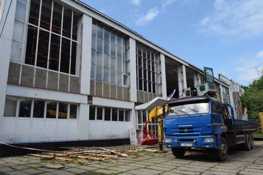 У спортивного объекта в Первомайске восстанавливают окна