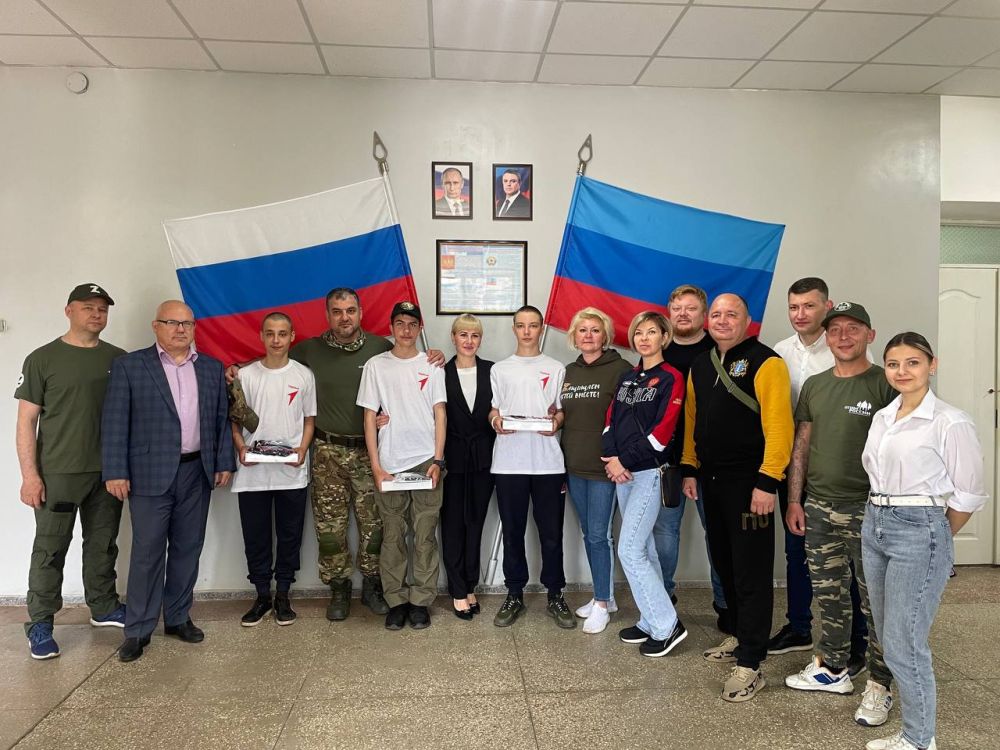 Министр образования и науки ЛНР и уполномоченный по правам ребенка Ульяновской области поздравили школьников из Попасной с Днем защиты детей, сообщили в МОН ЛНР