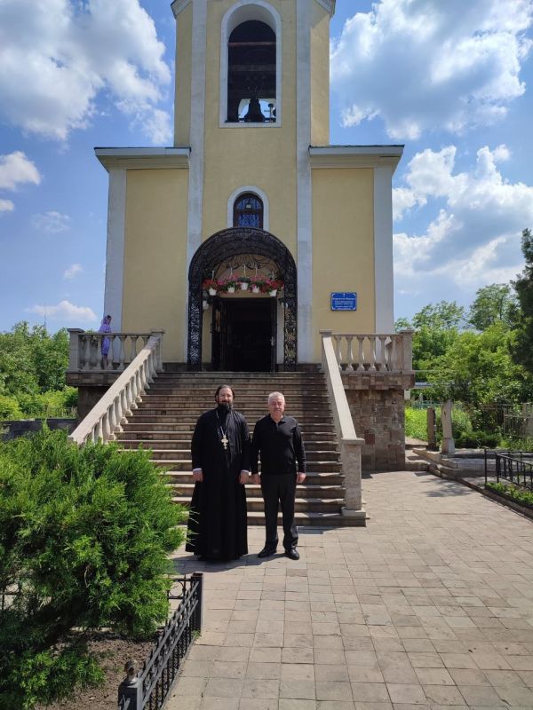 Виктор Водолацкий: В Троицкую родительскую субботу посетил богослужение в храме Монастырского подворья в честь Всех Святых в городе Луганске