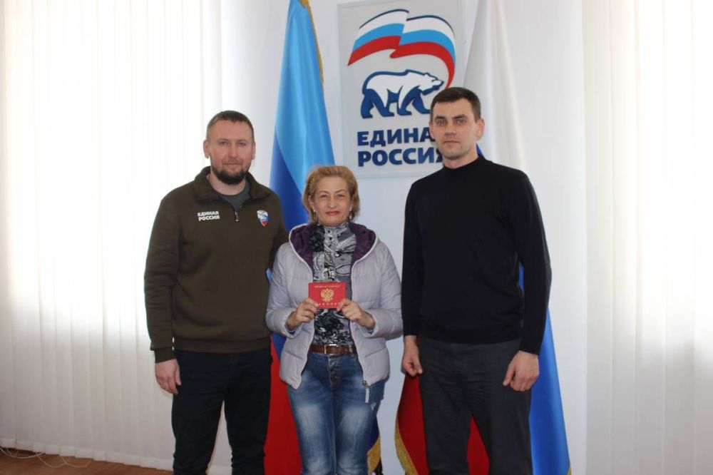 ЛНР. «Единая Россия» помогла беженцам из Купянска и женщине, жившей в Луганске с паспортом СССР, получить российские документы