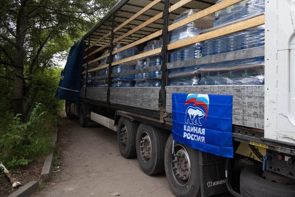 Депутат Госдумы РФ Виктор Водолацкий и Секретарь Луганского реготделения партии «Единая Россия» Денис Мирошниченко доставили питьевую воду военнослужащим и в лечебное учреждение