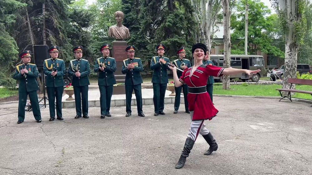 Артисты ансамбля песни и пляски ЦВО дали концерт в детской больнице в Луганске ко Дню медработника