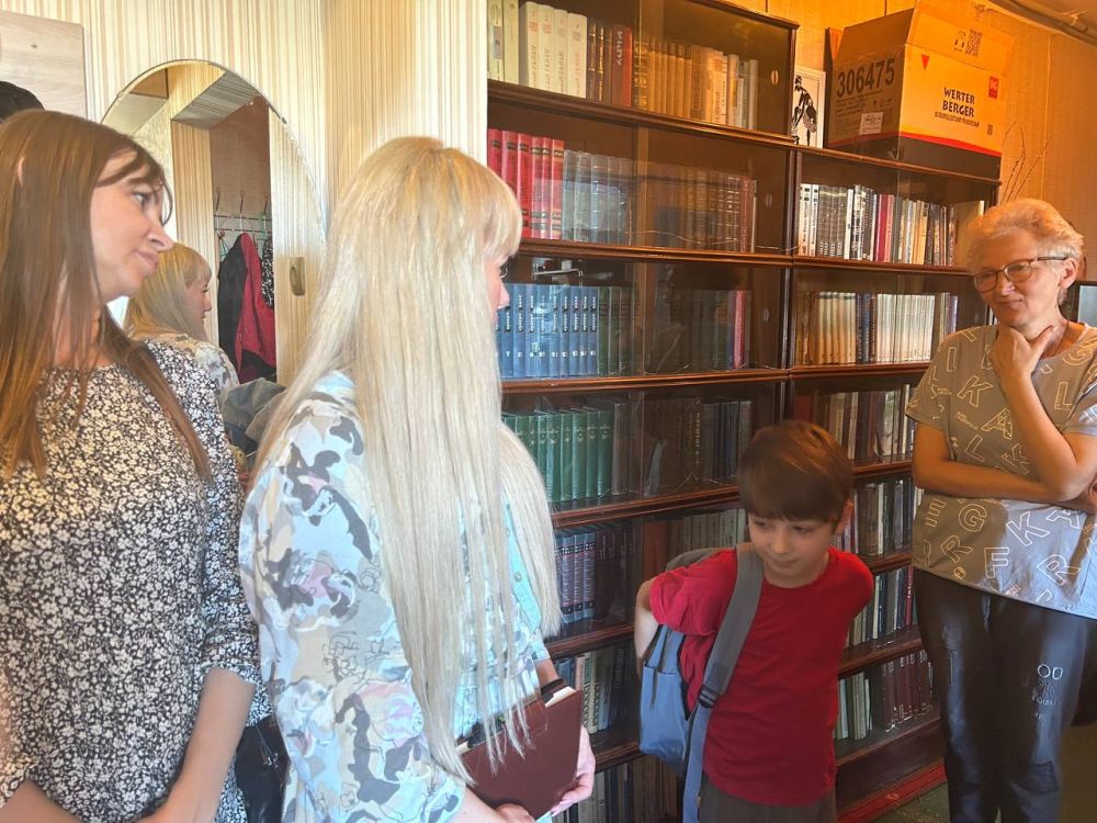 Инна Швенк: Уполномоченный по правам ребенка в Луганской Народной Республике совместно со Штабом акции «Детям в руки» навестили семью прибывшую из Донецкой Народной Республики, передали гуманитарную помощь и подарки ребенку