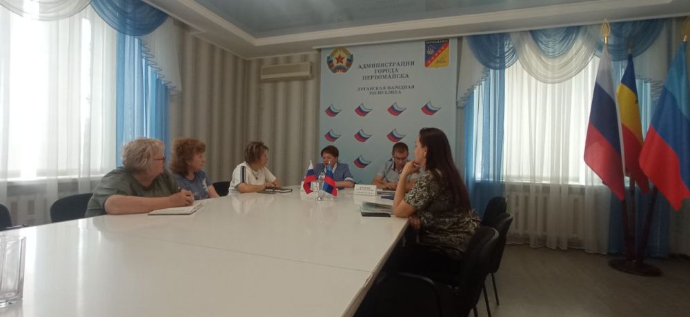 23 июня член президиума политического совета Луганского регионального отделения ВПП «Единая Россия» депутат НС ЛНР Зинаида Наден провела рабочую встречу с главой администрации Первомайского района Сергеем Колягиным и предпринимателями города Первомайск
