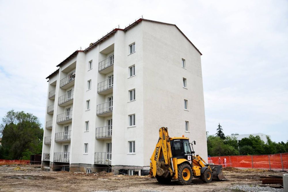 Леонид Пасечник: Вместе с главой Администрации города Луганска Манолисом Пилавовым проинспектировали ход восстановления недостроенного дома по улице 50-летия Обороны Луганска