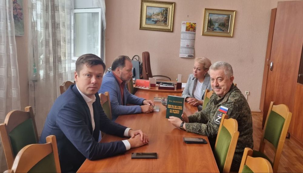 Виктор Водолацкий: Сегодня в Луганской Республиканской библиотеке имени М. Горького состоялась очередная передача книги выдающегося, гениального русского писателя Михаила Александровича Шолохова