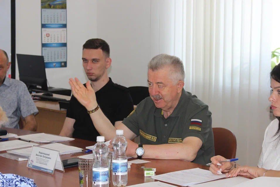 Виктор Водолацкий: Сегодня 4 июля в Луганске в Региональной общественной приемной Председателя партии «Единая Россия» Д.А. Медведева в ЛНР провел очередной прием граждан по личным вопросам