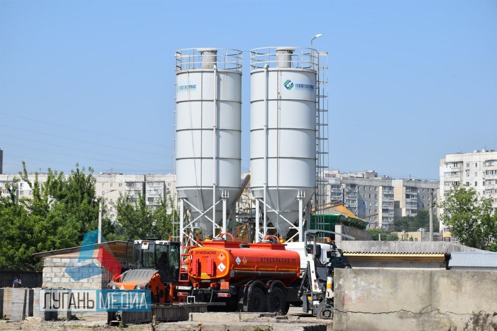Руководитель московской дорожной организации Александр Орешкин и глава Администрации города Луганска Манолис Пилавов проинспектировали работу асфальтобетонного завода в Луганске