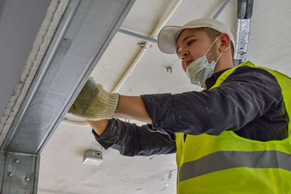 Глава администрации Луганска Манолис Пилавов проинспектировал ход ремонтных работ в новом здании главного офиса Многофункционального центра предоставления государственных и муниципальных услуг (МФЦ)