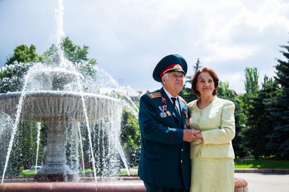 «Единая Россия» поздравила с Днем семьи, любви и верности супружескую пару из Луганска