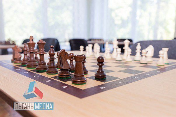 В луганской комплексной детско-юношеской спортивной школе № 4 стартовал городской шахматный фестиваль, посвященный Международному дню шахмат