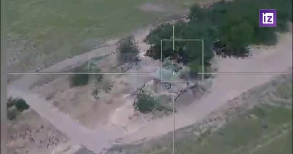 Видео уничтожения гаубицы ВСУ беспилотником "Ланцет" в зоне СВО