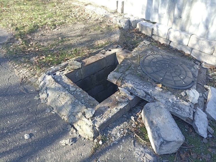 Москвичи помогают в прочистке ливневки у железнодорожного вокзала Луганска