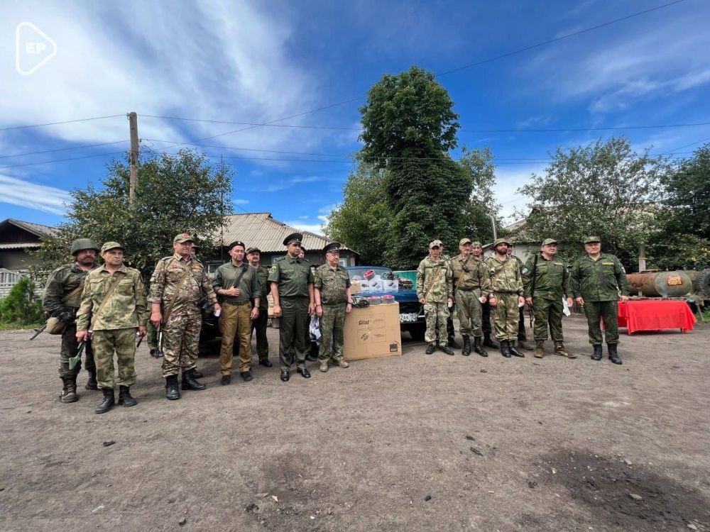 Единая Россия передала спецтехнику казачьему подразделению на передовой в ЛНР, сообщили единороссы в своем Telegram-канале