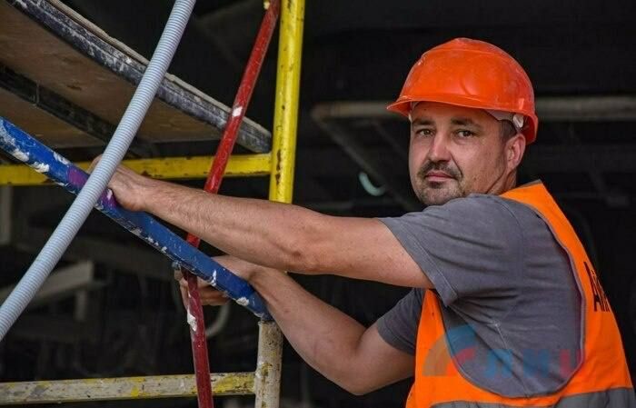 Московские специалисты отремонтируют новый центр "Росмолодежь" в Луганске ко Дню города