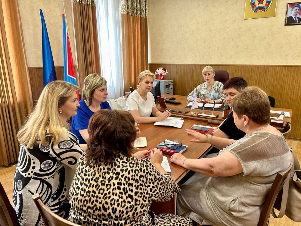 Инна Швенк: Провела рабочее совещание с представителями: Министерства труда и социальной политики ЛНР, Министерства...