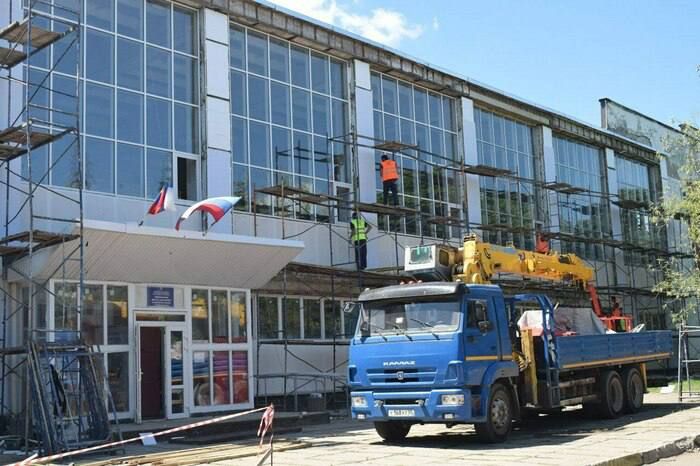 Калужские строители полностью заменили кровлю и окна в комплексной детско-юношеской спортивной школе в Первомайске, завершить ремонт здания они планируют к концу сентября — глава администрации Первомайска Сергей Колягин