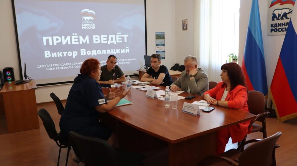Виктор Водолацкий: Сегодня 1 августа в Луганске в Региональной общественной приемной Председателя партии «Единая Россия» Д.А. Медведева в ЛНР провел очередной прием граждан по личным вопросам, который длился с 10:00 до 16:00 часов