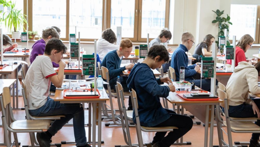 Учреждения образования ЛНР получат в этом году 51 школьный автобус, 259 комплектов оборудования для пищеблоков, 300...