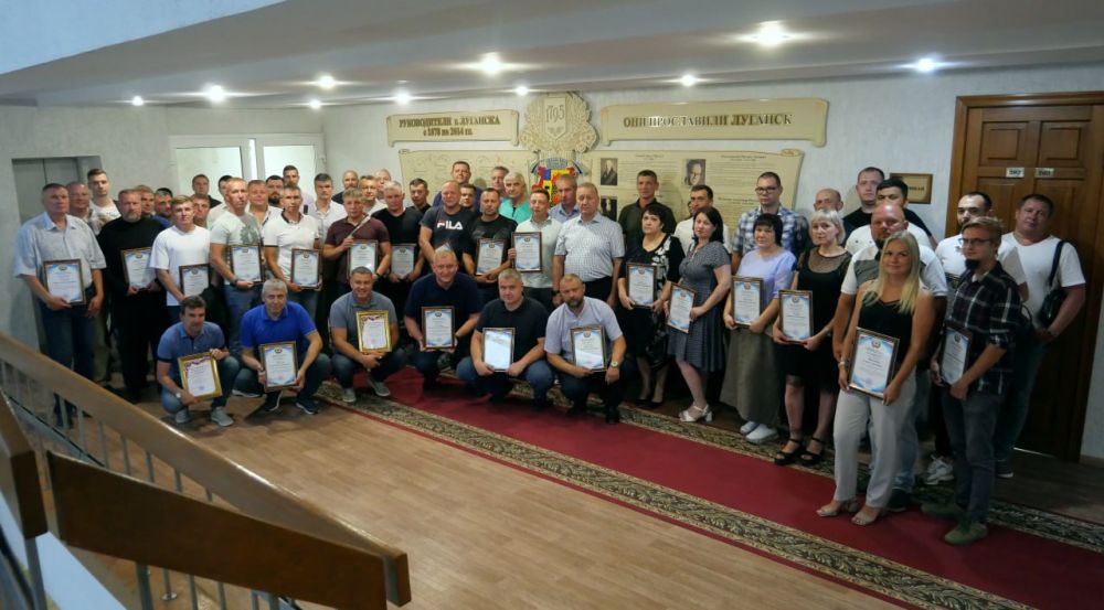 Награждение московских специалистов в преддверии Дня строителя прошло в Администрации Луганска