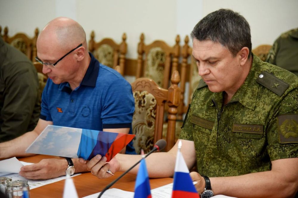 ВРИО Главы ЛНР Леонид Пасечник совместно с Первым заместителем Руководителя Администрации Президента РФ Сергеем Кириенко провели совещание с представителями правительств и профильных ведомств ЛНР и ДНР по вопросам развития инфраструктуры связи