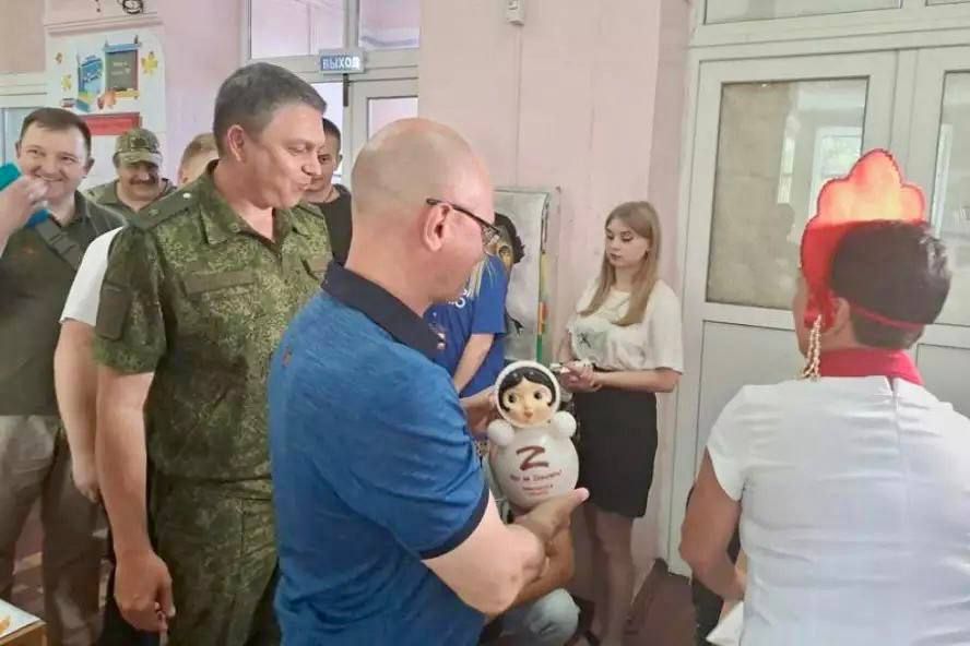 Сергею Кириенко подарили в Луганске неваляшку из Тамбовской области с буквой «Z» и надписью «нас не завалить»