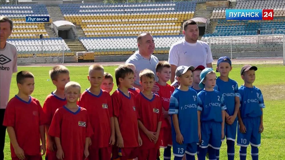 Турнир по футболу среди команд 2015 года рождения из Луганска, Свердловска, Лутугино, Новопскова, Старобельска и Счастья состоялся на Республиканском стадионе «Авангард»